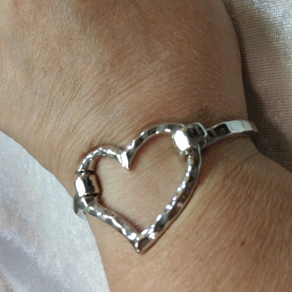 Bracelet Heart Hinged Hammered Silver-tone Boho Romantic - Picture 7 of 7
